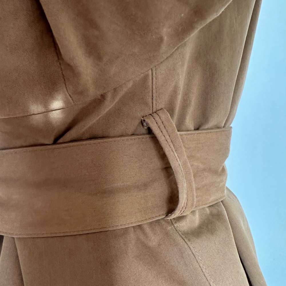 UNIQUE Tan Burberry Trench Coat with Gold Buckle Belt - Picture 6 of 15